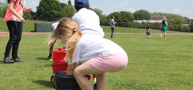 sports-day-19th-may-2014-sponge-and-bucket-race-20