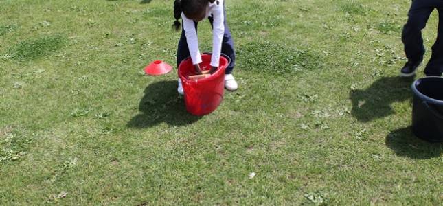 sports-day-19th-may-2014-sponge-and-bucket-race-23
