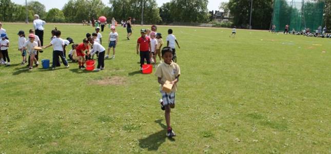 sports-day-19th-may-2014-sponge-and-bucket-race-25