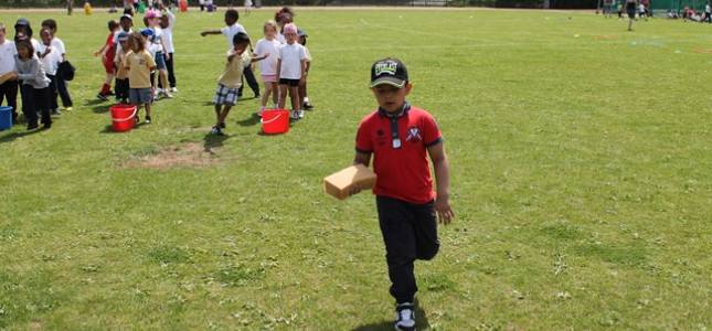 sports-day-19th-may-2014-sponge-and-bucket-race-28