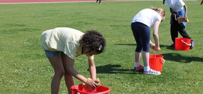 sports-day-19th-may-2014-sponge-and-bucket-race-35